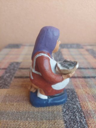 Figura de cerámica caganer mujer con cesta belen