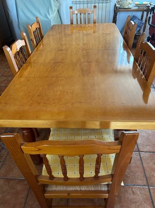 Mesa de madera con 6 sillas