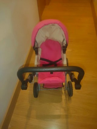 Carrito de bebé de juguete rosa