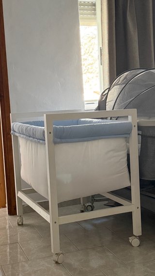 Cuna de bebé con ruedas