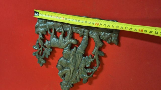 Escultura bajo relieve cazador y perro