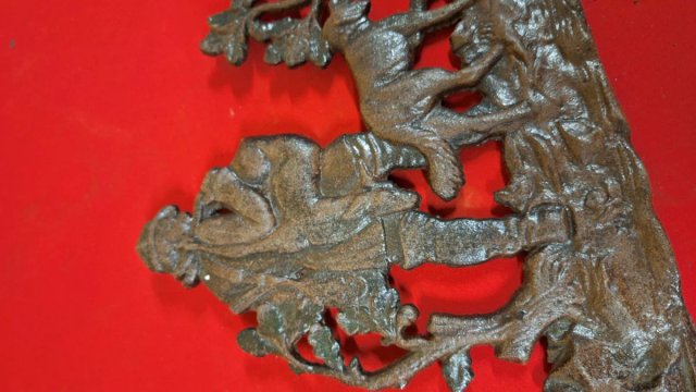Escultura bajo relieve cazador y perro