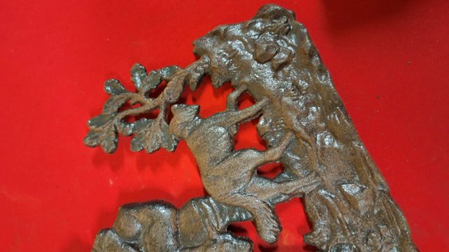 Escultura bajo relieve cazador y perro