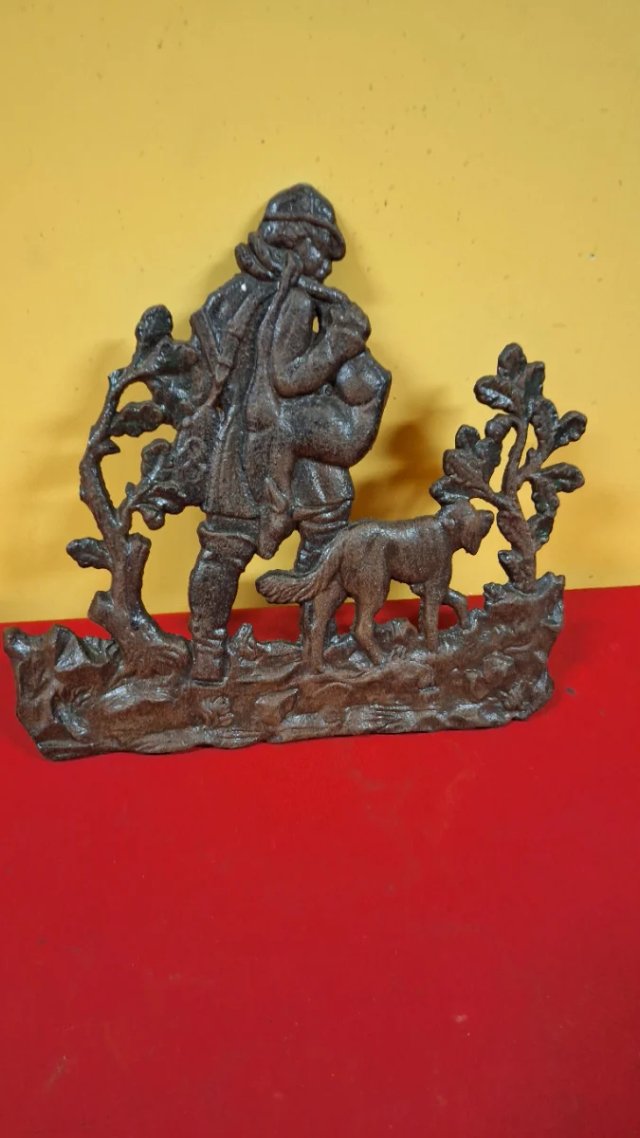 Escultura bajo relieve cazador y perro