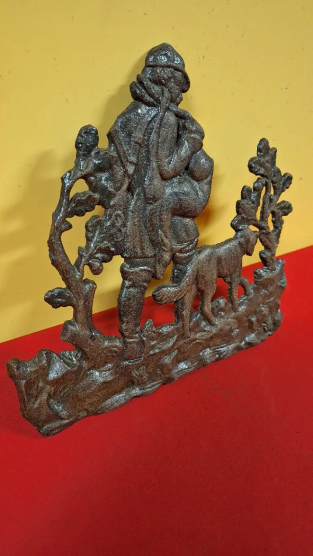 Escultura bajo relieve cazador y perro