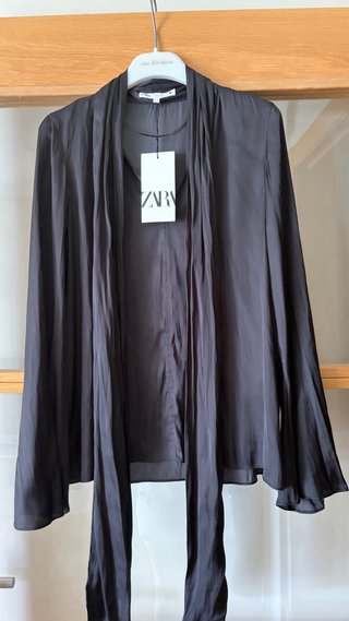 Blusa satinada negra manga larga “Zara”
