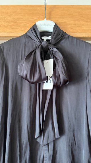 Blusa satinada negra manga larga “Zara”