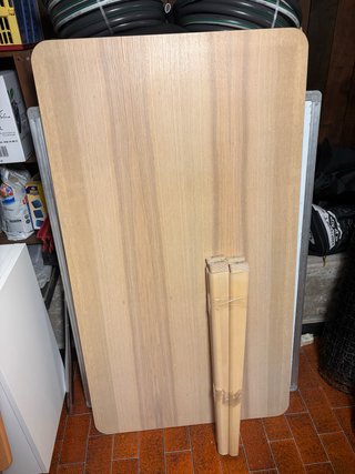 Mesa de madera con patas