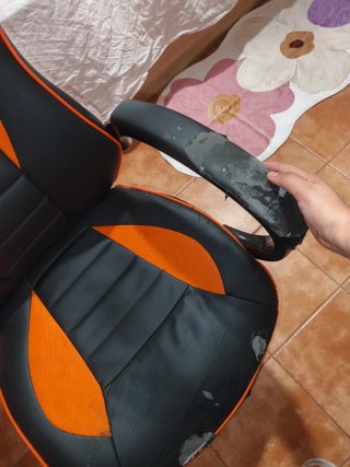 Silla de oficina negra y naranja
