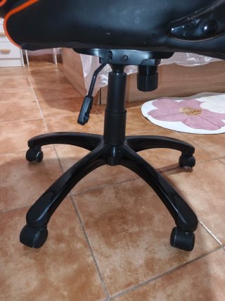Silla de oficina negra y naranja
