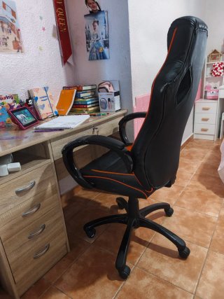 Silla de oficina negra y naranja