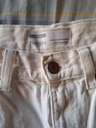 Bermuda vaquera Bershka blanca desgastada