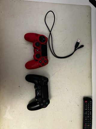 PS4 Slim + 2 mandos