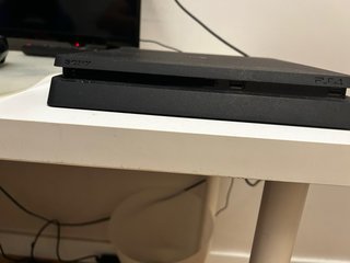 PS4 Slim + 2 mandos