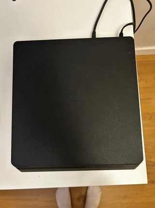 PS4 Slim + 2 mandos