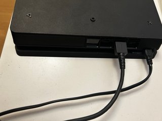 PS4 Slim + 2 mandos