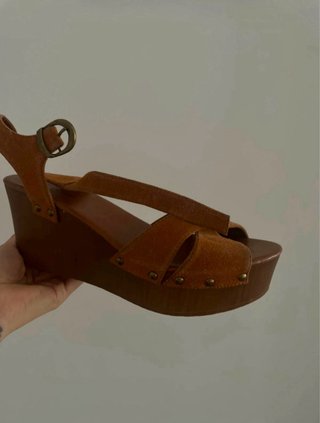 Sandalias cuña ante marrón