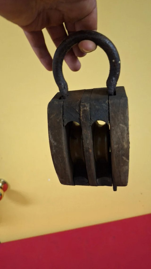 2 Poleas de madera antiguas