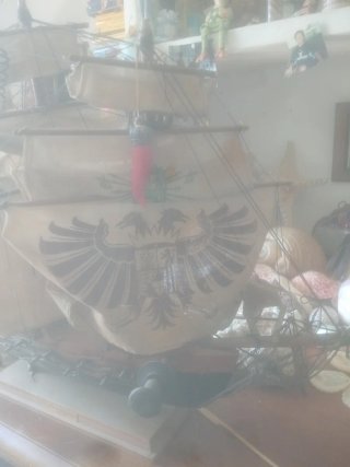 Veliero in legno con vele