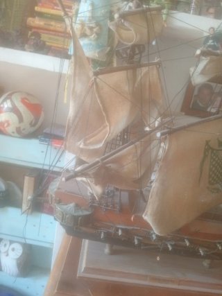 Veliero in legno con vele