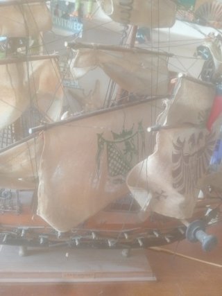 Veliero in legno con vele