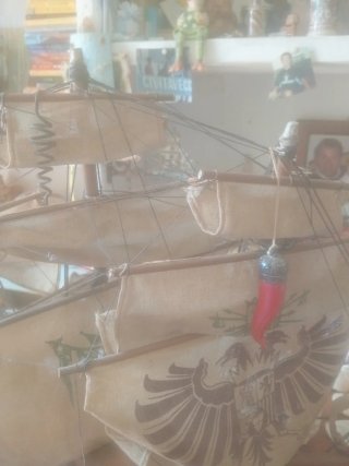 Veliero in legno con vele