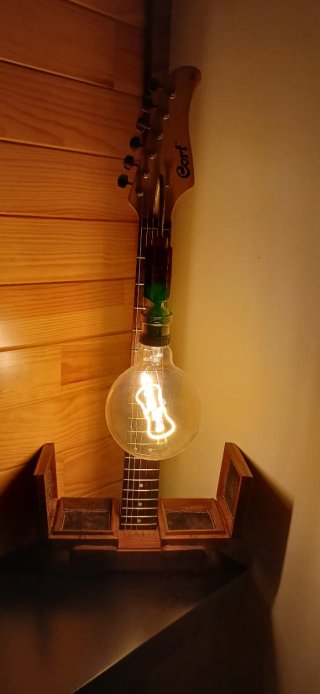 Candeeiro Braço Guitarra C/ Base Guarda-Joias