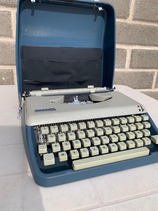 Macchina da scrivere Antares vintage con custodia