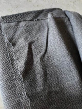 Tela gris con textura y caída
