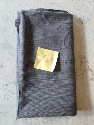 Tela gris con textura y caída