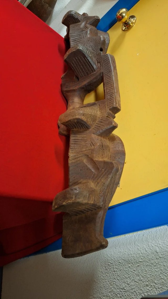 Yugo Vasco Madera Tallada