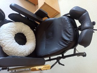 Silla ruedas ergonómica negra . Regalo cojín