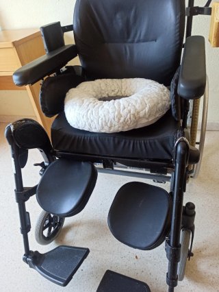 Silla ruedas ergonómica negra . Regalo cojín