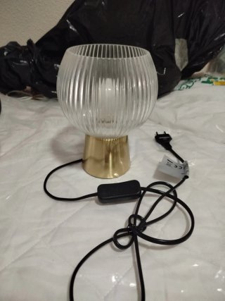 Lámpara de techo y  lámpara de mesita de cristal.