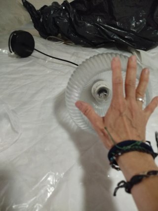 Lámpara de techo y  lámpara de mesita de cristal.