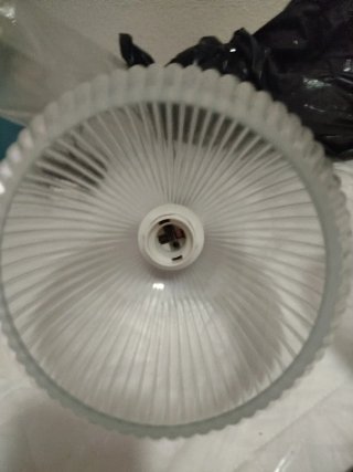 Lámpara de techo y  lámpara de mesita de cristal.