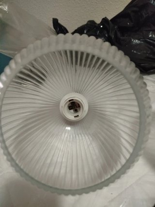 Lámpara de techo y  lámpara de mesita de cristal.