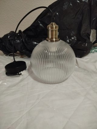 Lámpara de techo y  lámpara de mesita de cristal.