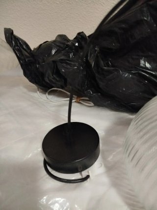 Lámpara de techo y  lámpara de mesita de cristal.