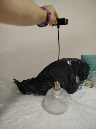 Lámpara de techo y  lámpara de mesita de cristal.