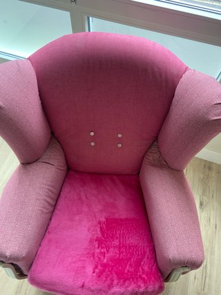 Sillón orejero rosa tapizado