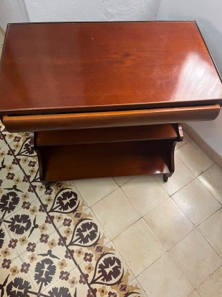 Mesa de madera con 2 estantes
