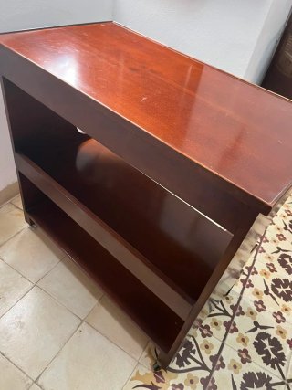 Mesa de madera con 2 estantes