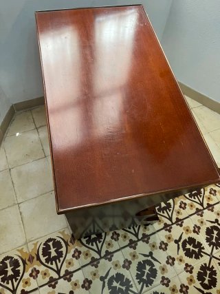 Mesa de madera con 2 estantes