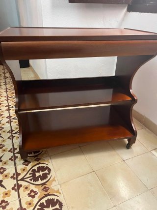 Mesa de madera con 2 estantes