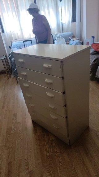 Cómoda blanca de madera