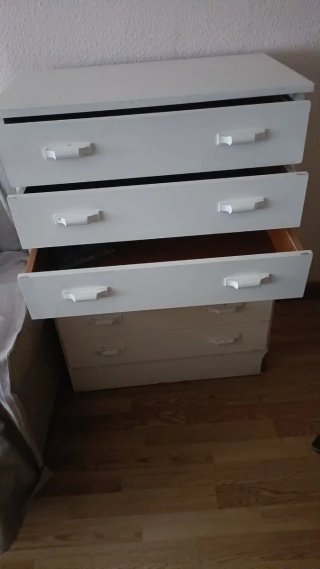 Cómoda blanca de madera