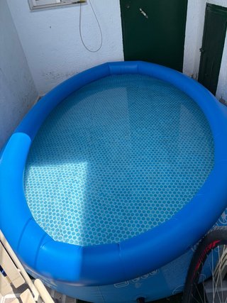 Piscina hinchable azul para jardín
