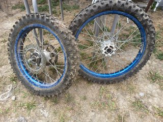 Rueda de moto con llanta azul