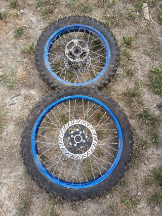 Rueda de moto con llanta azul